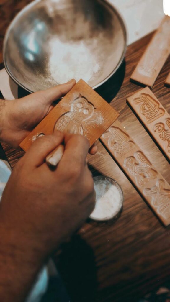 Dusting the speculoos board with flour