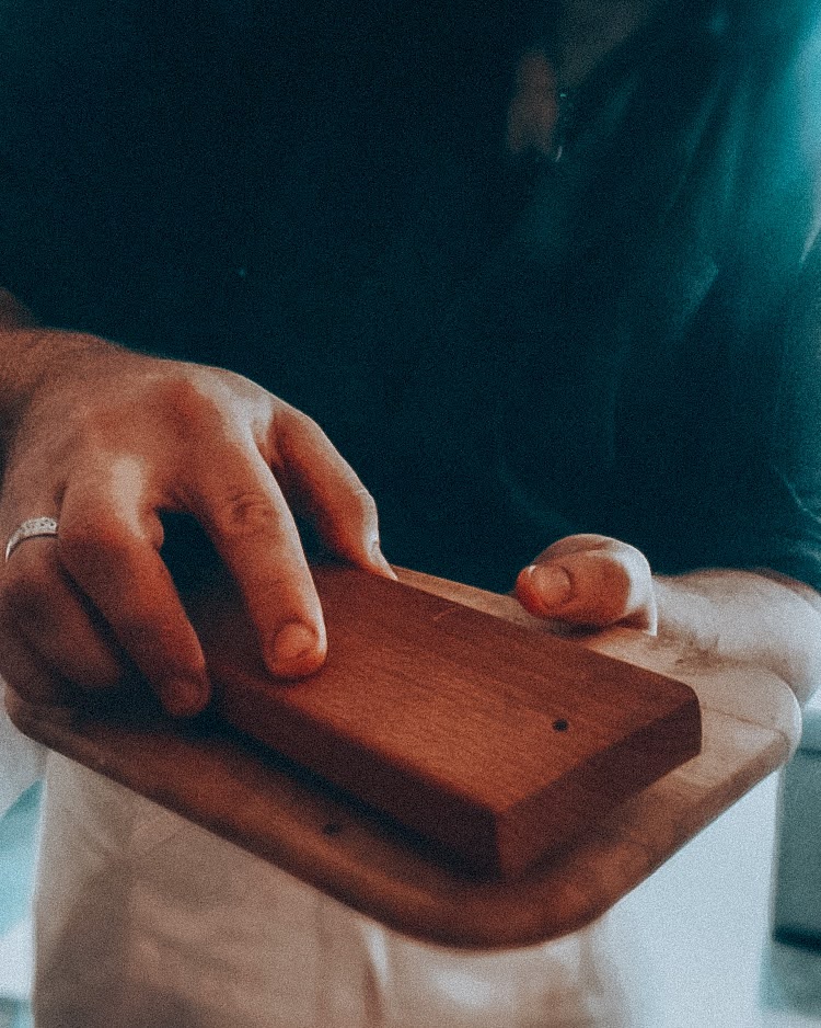 Shaking speculoos from the mould